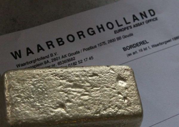 Zilveren baar op een borderel van WaarborgHolland